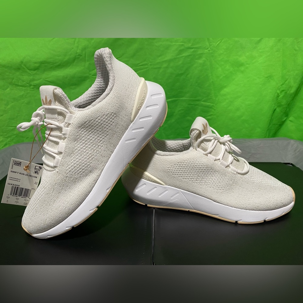 Women’s adidas swift run 2022 decon size 6 youth women size 8 *BRAND NEW*